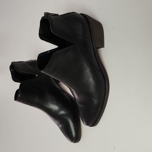 Vince Camuto Abrinna Ankle Bootie Soft Black Leather, Back Zipper size 7